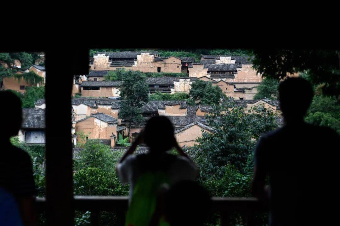 你有过被别人泼冷水的经历吗？你是怎么应对的？游戏画面